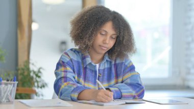 Genç Afrikalı Kadın İş yerinde Mektup Yazıyor