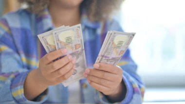 Genç Afrikalı Kadın Para Sayıyor