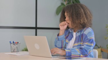 Ofiste çalışırken öksüren Afrikalı Amerikalı Kadın