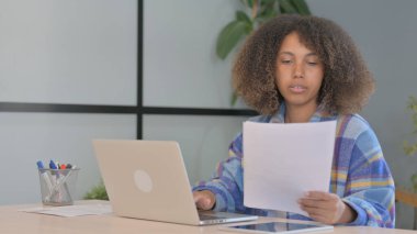 Afrikalı Amerikalı Kadın ve Belgeler ve Laptop Üzerinde Çalışmalar