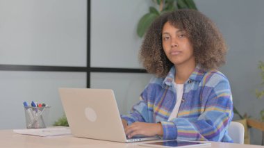 Ofiste Çalışırken Kameraya Bakan Afrikalı Amerikalı Kadın