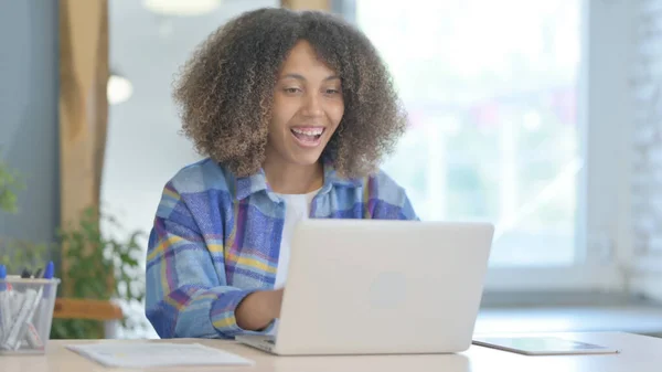 Izgatott Fiatal Afrikai Ünnepli Siker Laptopon — Stock Fotó