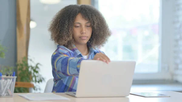 Junge Afrikanerin Kommt Ins Büro Und Beginnt Ihre Arbeit Laptop — Stockfoto