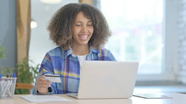 Молода Африканка Задоволена Успішними Інтернет Покупками Ноутбуці — стокове фото