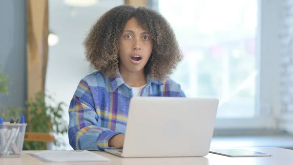 Schockierte Junge Afrikanerin Blickt Bei Laptop Arbeit Kamera — Stockfoto