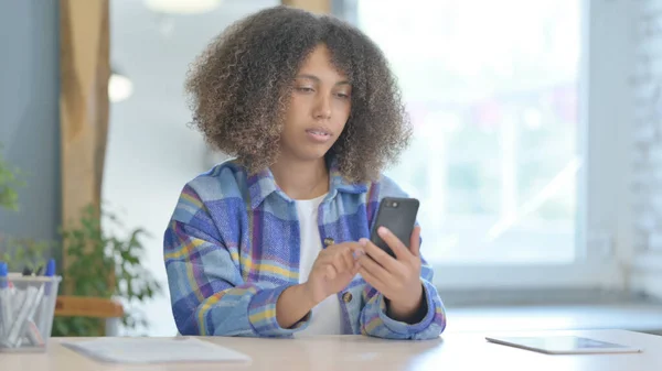 Junge Afrikanerin Nutzt Smartphone Bei Der Arbeit — Stockfoto