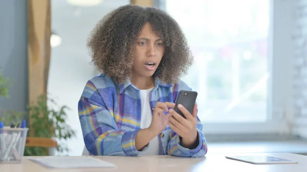 Empörte Junge Afrikanerin Bekommt Schock Auf Smartphone — Stockfoto