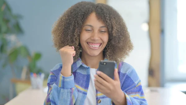 Portré Fiatal Afrikai Ünnepli Siker Smartphone — Stock Fotó