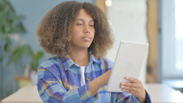 Retrato Jovem Mulher Africana Usando Tablet Computer — Fotografia de Stock