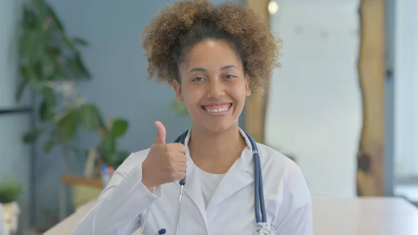 Thumbs Female African Doctor Clinic — Stock Photo, Image