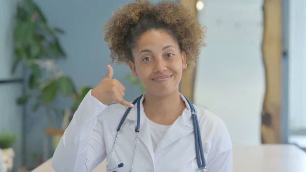 Ring Mig För Hjälp Gesture Kvinnliga Afrikanska Läkare — Stockfoto