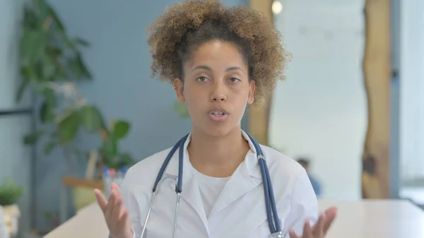 Kvinnlig Afrikansk Läkare Gör Online Videochatt Med Patienten — Stockfoto