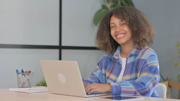 Mulher Afro Americana Sorrindo Para Câmera Enquanto Trabalhava Escritório — Fotografia de Stock