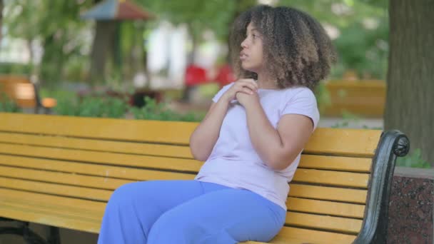 Inquiète Jeune Femme Africaine Assise Plein Air Sentant Effrayée Effrayée — Video