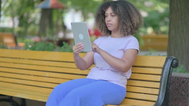 Ung Afrikansk Kvinde Forstyrret Tab Tablet Mens Sidder Udendørs Bænk – Stock-video