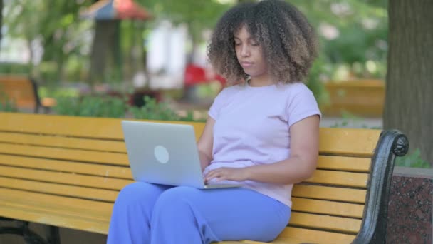 兴奋的非洲年轻女性庆祝在户外笔记本电脑上的成功 — 图库视频影像