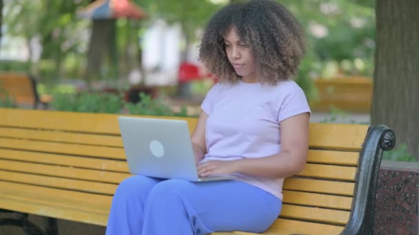 在室外笔记本电脑上工作的愤怒的非洲年轻妇女 — 图库视频影像