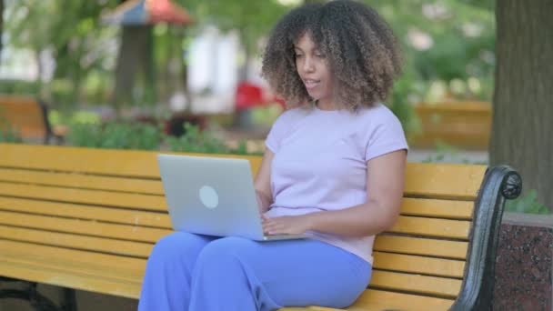 Online Video Chat Young African Woman Laptop Outdoor — Stock Video