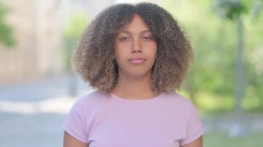 Genç Afrikalı Kafasını Sallayan Kadın 'ın Açık Hava Portresi