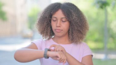 Smartwatch Kullanan Afro-Amerikan Kadın Açık Hava Portresi