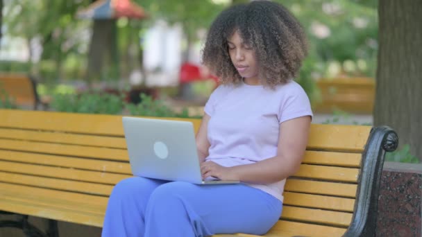 Κουρασμένη Νεαρή Αφρικανή Γυναίκα Κοιμάται Ενώ Χρησιμοποιεί Laptop Outdoor — Αρχείο Βίντεο
