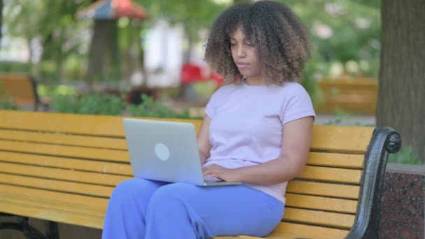 Молода Африканка Головним Болем Робота Ноутбуці Відкритому Повітрі — стокове відео