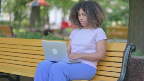 Νεαρή Αφρικανή Γυναίκα Πόνο Στον Καρπό Εργάζεται Laptop Εξωτερική — Αρχείο Βίντεο