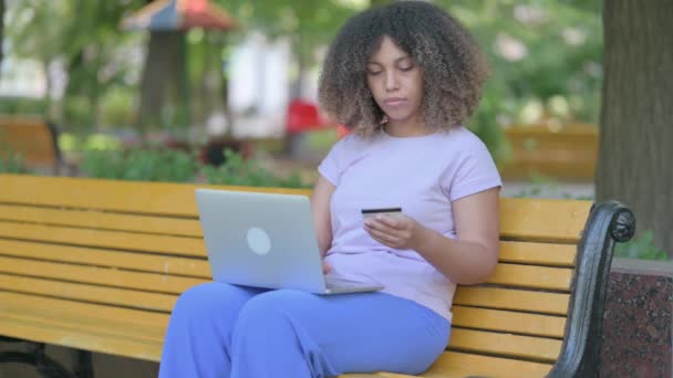 Ung Afrikansk Kvinna Gör Online Bank Laptop Utomhus — Stockvideo