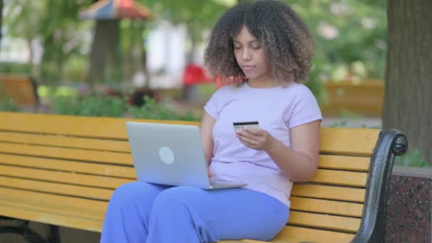 若いアフリカの女性は ラップトップの屋外でオンライン決済の失敗によって動揺 — ストック動画