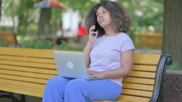 若いアフリカの女性が電話で議論を動揺 — ストック動画