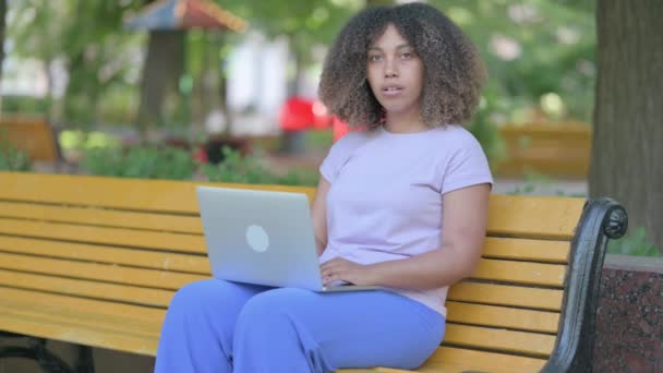 Pulgares Hacia Abajo Por Mujer Joven Africana Que Trabaja Ordenador — Vídeos de Stock