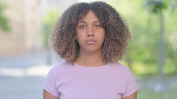 Utomhus Porträtt Sad Ung Afrikansk Kvinna Gråtande Frustration — Stockvideo