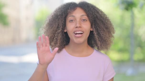 Portrait Extérieur Jeune Femme Africaine Faisant Chat Vidéo Ligne — Video