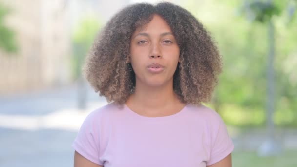 Portrait Extérieur Jeune Femme Africaine Pointant Vers Caméra — Video