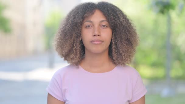 Portrait Extérieur Jeune Femme Africaine Invitant Nouvelles Personnes — Video