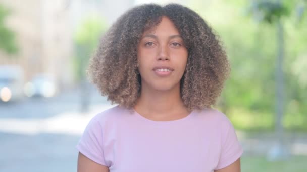 成功を祝う興奮した若いアフリカの女性の屋外肖像画 — ストック動画