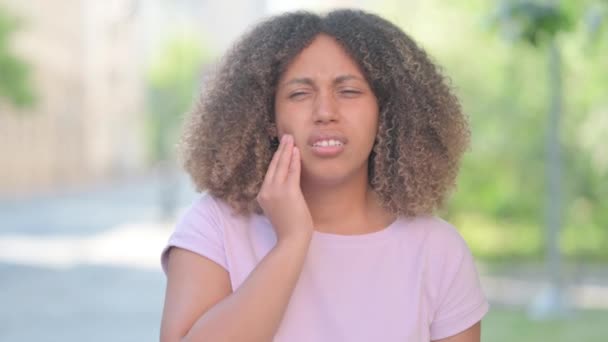Outdoor Portrait Young African Woman Toothache — Vídeo de stock