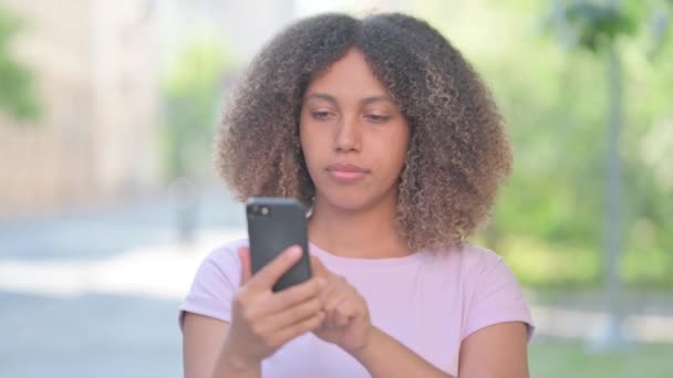 Outdoor Portrait Upset African American Woman Get Shocked Smartphone — Stock Video