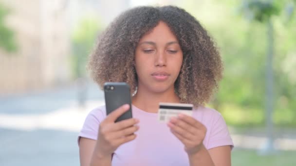 電話でのオンライン決済の失敗によって動揺アフリカの女性の屋外肖像画 — ストック動画