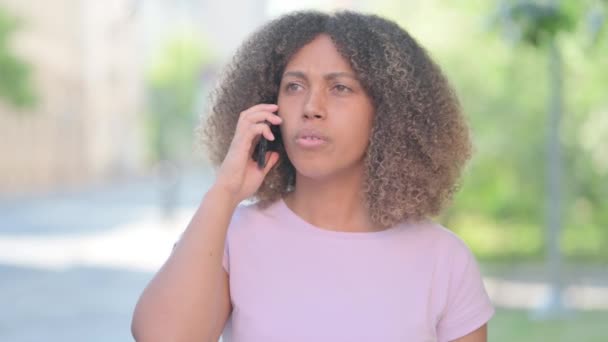 Outdoor Portrait Upset African American Woman Arguing Phone Talk — Stock Video