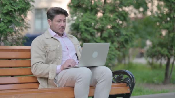 Онлайн Видео Чат Middle Aged Man Ноутбуке Открытом Воздухе — стоковое видео