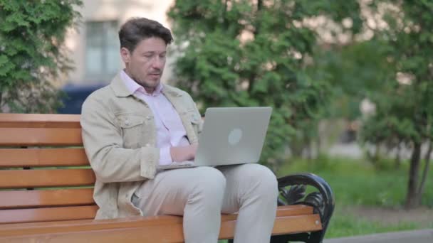 Возбужденный Мужчина Средних Лет Празднует Успех Открытом Воздухе Ноутбука — стоковое видео