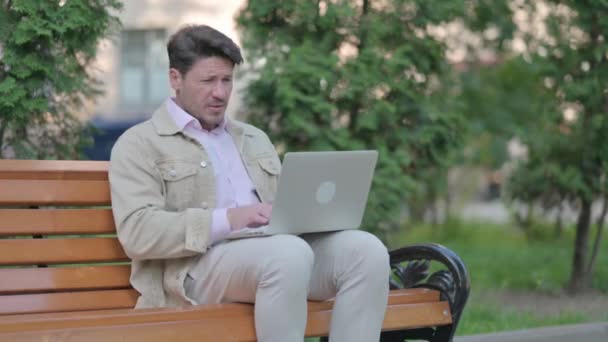 Чоловік Середнього Віку Болем Зап Ястя Робота Ноутбуці Відкритому Повітрі — стокове відео