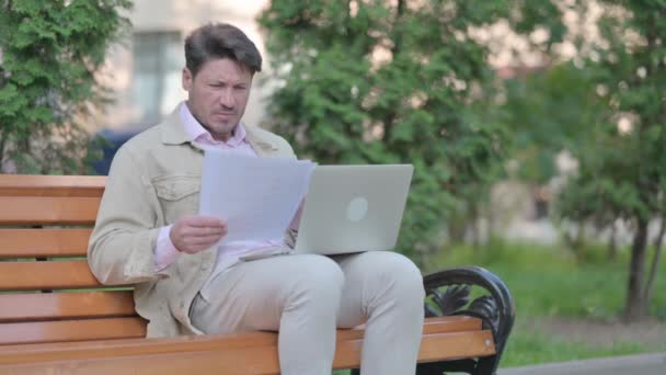 Расстройство Среднего Возраста Человек Чтение Контракта Использование Ноутбука Открытом Воздухе — стоковое видео