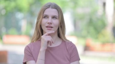 Yeni Bir Planı Olan Düşünceli Genç Bir Kadının Açık Hava Portresi