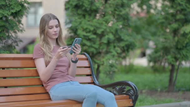 Wanita Muda Marah Oleh Kegagalan Pembayaran Online Pada Telepon Outdoor — Stok Video
