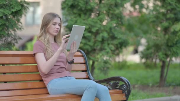 Fiatal Feldúlt Veszteség Tablet Outdoor — Stock videók