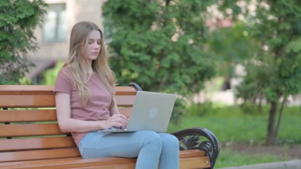 Jovem Mulher Pensando Trabalhando Laptop Livre — Vídeo de Stock