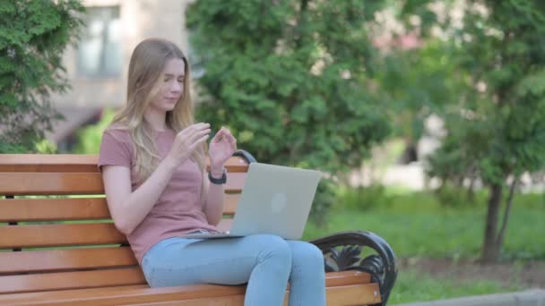 Ung Kvinna Med Huvudvärk Arbeta Laptop Medan Sitter Utomhus Bänk — Stockvideo