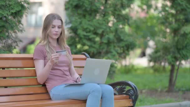 Fiatal Feldúlt Online Fizetési Hiba Laptop Kültéri — Stock videók